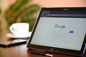 Tablet z włączoną usługą google